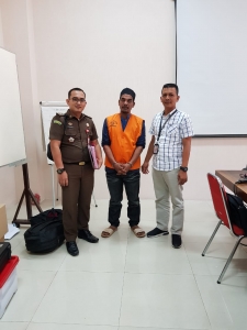 Tersangka Edi Saputra (43) diserahkan ke JPU Kejati Aceh, Rabu (31/7)
